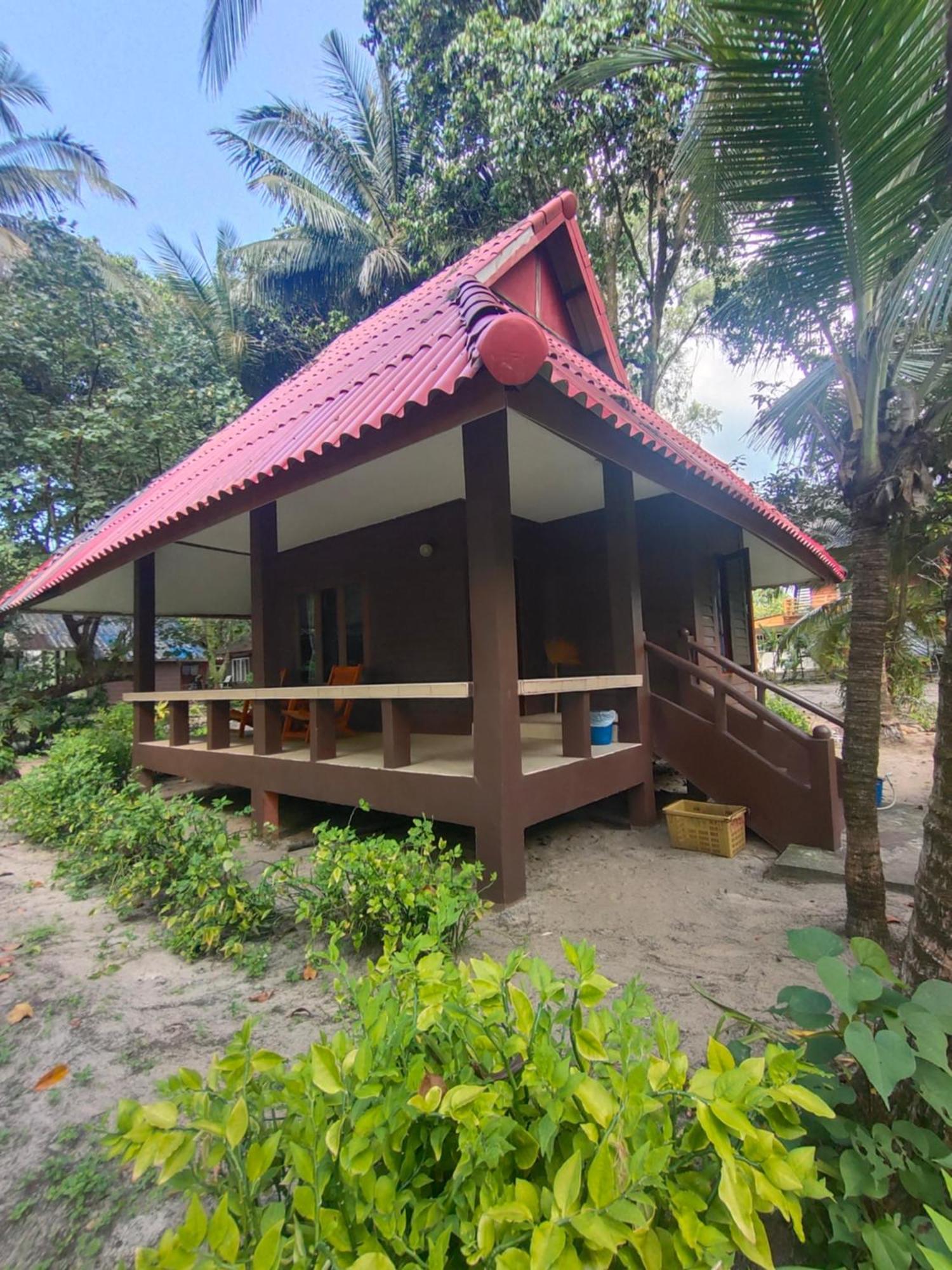 Phayam Coconut Beach Resort Koh Phayam Buitenkant foto