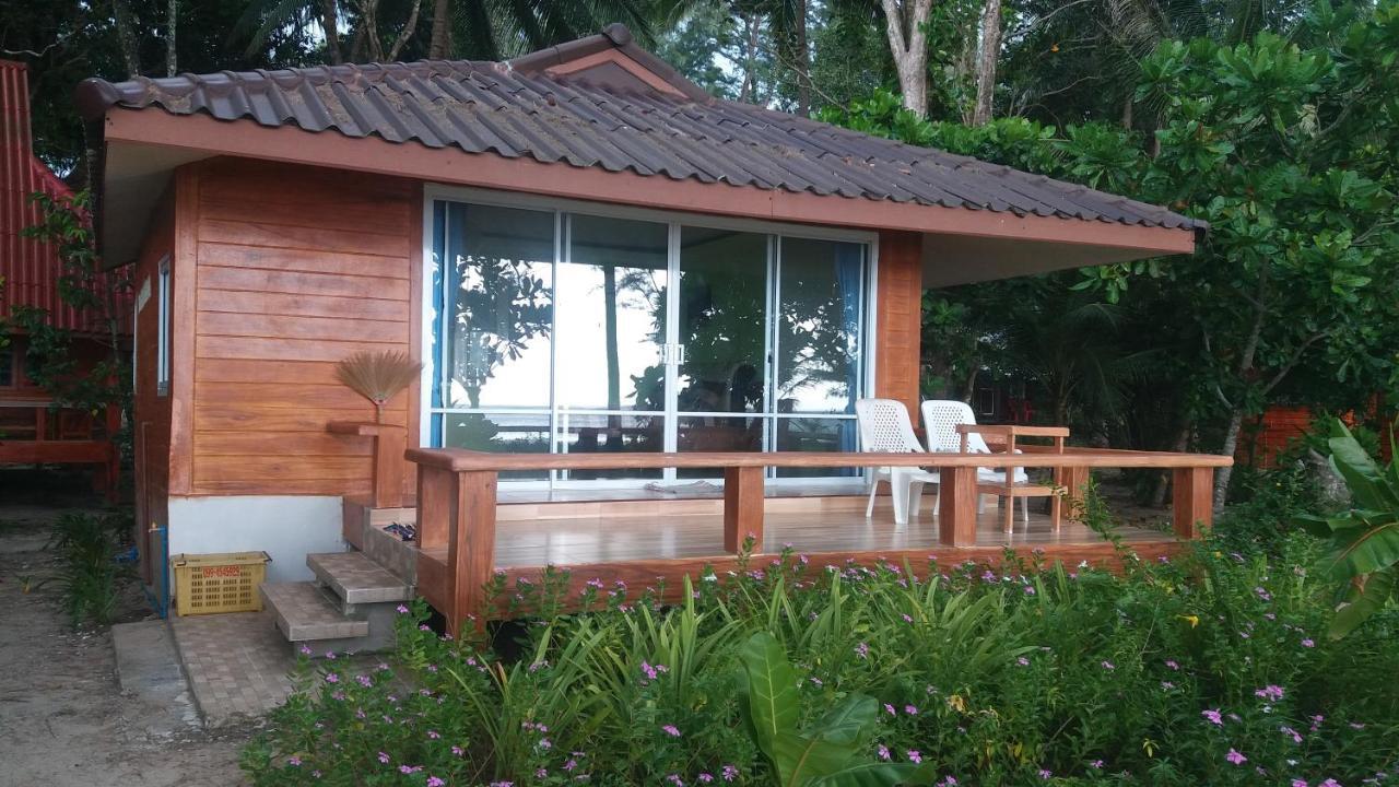 Phayam Coconut Beach Resort Koh Phayam Buitenkant foto
